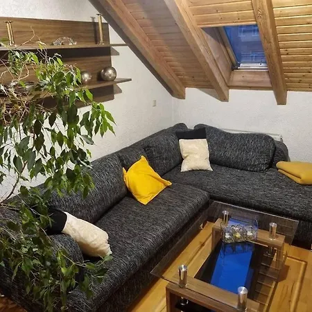 דירה Gemuetliche Dachgeschosswohnung *