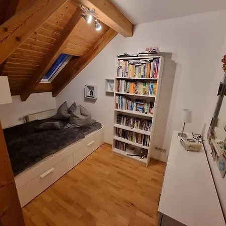 Gemuetliche Dachgeschosswohnung * ארפורט