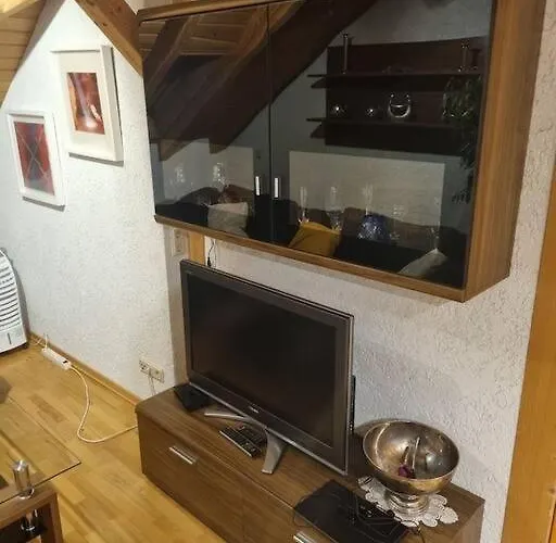 Gemuetliche Dachgeschosswohnung ארפורט